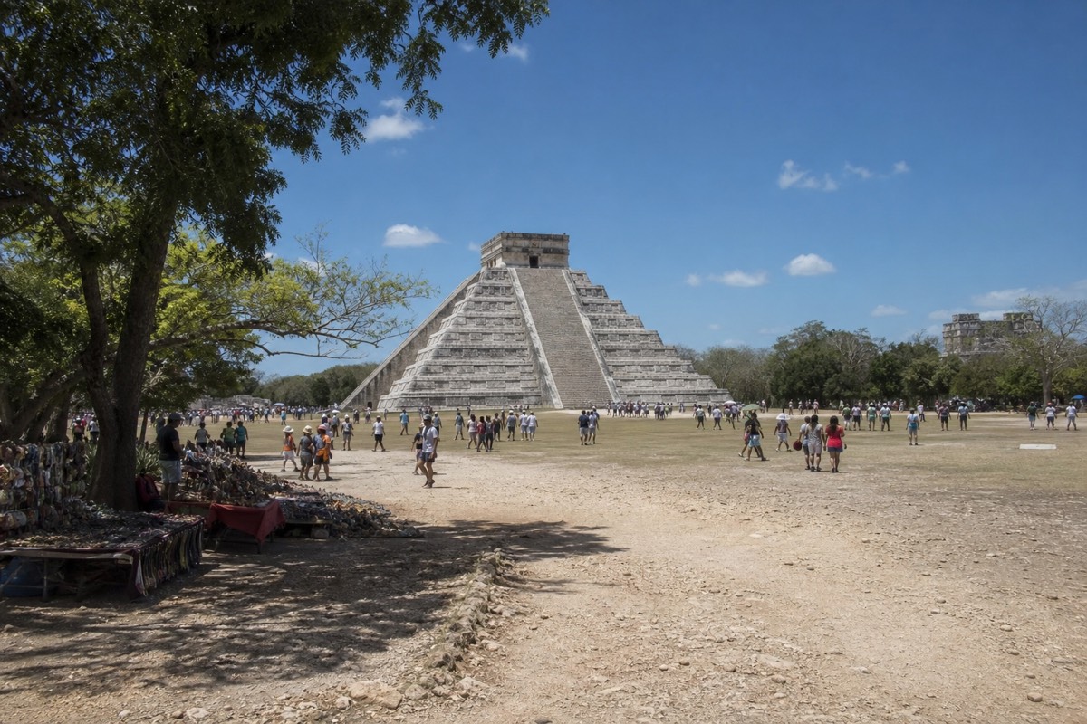 Midday crowds at Chichen Itza
